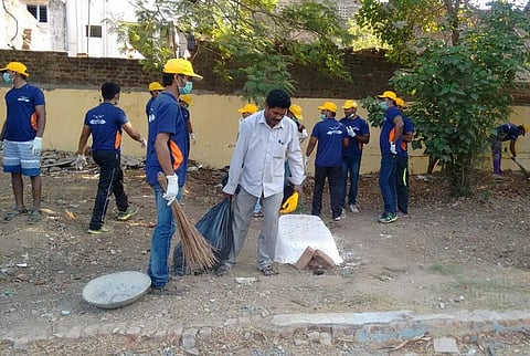 மயானத்தில் தூய்மையை மீட்டெடுக்கும் தன்னார்வலர்கள்