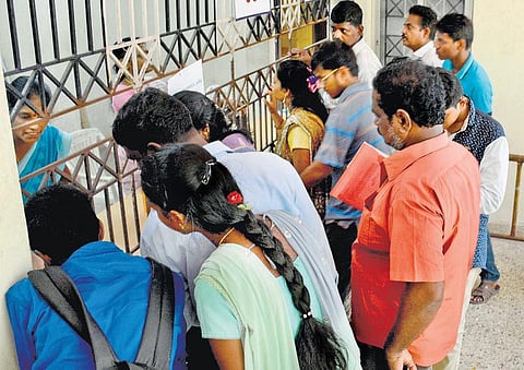 பொறியியல் படிப்புக்கு ஆன்-லைனில் பதிவுசெய்ய முடியாமல் மாணவர்கள் ஏமாற்றம்: அண்ணா பல்கலை. இணையதளத்தில் தொழில்நுட்பக் கோளாறு - மாலை 6 மணிக்குப் பின்னரே பதிவு தொடங்கியது