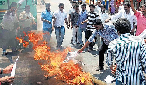 திமுக வேட்பாளர்களுக்கு எதிராக வலுக்கும் போராட்டங்கள்: கருணாநிதி வீடு முற்றுகை; தீக்குளிக்க முயற்சி