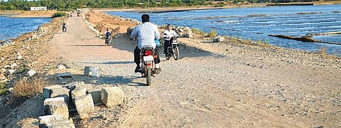 செய்யூர் பக்கிங்காம் கால்வாய் மேம்பால இணைப்பு சாலை பணி: தாமதமாக நடைபெறுவதாக பொது மக்கள் புகார்