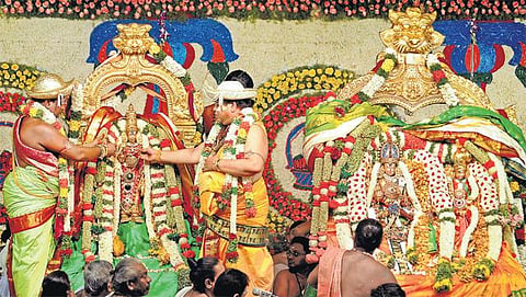 பல்லாயிரக்கணக்கான பக்தர்கள் முன்னிலையில் மீனாட்சி திருக்கல்யாணம்: இன்று மாசி வீதிகளில் தேரோட்டம்