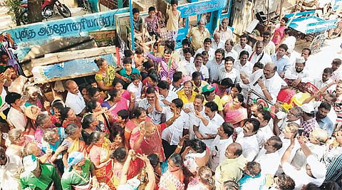 தொண்டர்களின் களைப்பை போக்க பிரச்சாரத்தில் எம்ஜிஆர் பாடல்களைப் பாடிய ஜெயக்குமார்