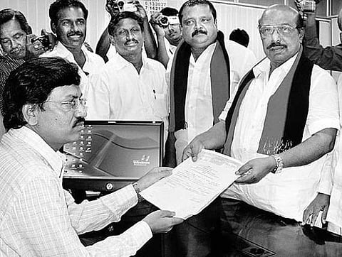 கட்சியினரிடையே வலுக்கும் எதிர்ப்பு: வாக்கு சேகரிக்க முடியாமல் திணறும் மைதீன்கான்