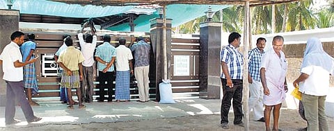 கரூர் அருகே வருமான வரித் துறையினர் திடீர் சோதனை: அதிமுக பிரமுகர் வீட்டில் ரூ.4.77 கோடி பறிமுதல்?