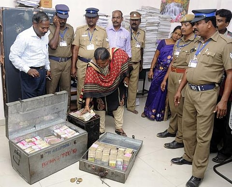 சட்டவிரோத பணப்புழக்கத்தை கட்டுப்படுத்த 12 நடவடிக்கைகள்: தேர்தல் ஆணையம் பட்டியல்