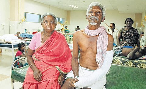 முதல்வர் கூட்டத்துக்கு சென்ற அதிமுக தொண்டர் கை எலும்பு முறிவுடன் மீட்பு