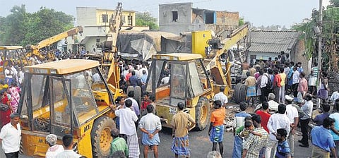 திருவள்ளூர் அருகே பரிதாபம்: வீடுகளுக்குள் புகுந்த கன்டெய்னர் லாரி 2 வயது குழந்தை உட்பட 5 பேர் பலி; 4 பேர் படுகாயம்