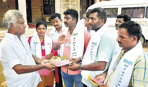 100 சதவீத வாக்குப்பதிவுக்கு விநோத விழிப்புணர்வு: தேர்தல் விழாவுக்கு அழைப்பிதழ் வழங்கி அழைக்கும் இளைஞர்கள்