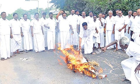 இளங்கோவனுக்கு எதிராக திருவாரூரில் உருவ பொம்மை எரிப்பு