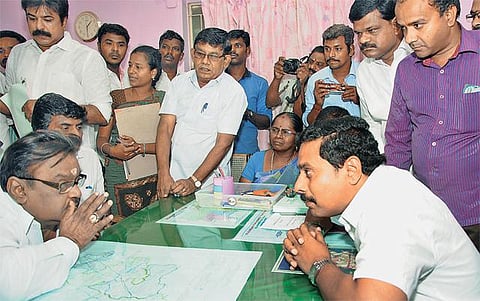என்ன ரகசியம் பேசினார் விஜயகாந்த்..