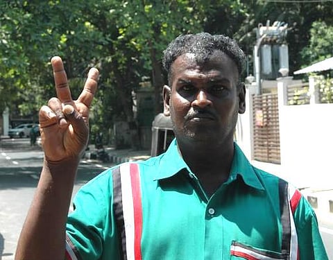 கவன ஈர்ப்புத் தொண்டர்: உறவுகளைப் பிரிந்து அம்மா புகழ்பாடும் பழனிகுமார்
