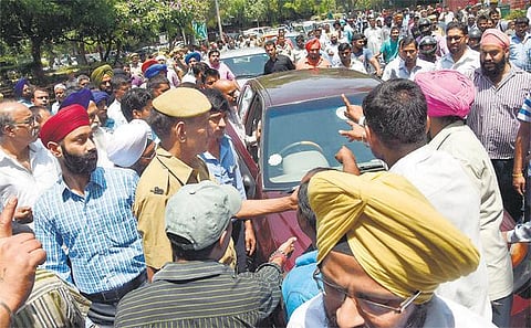 டீசல் கார்களுக்கு தடை எதிரொலி: டெல்லியில் ஓட்டுநர்கள் போராட்டம்