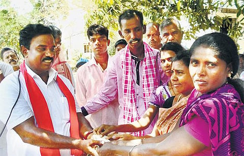 வாக்காளர்களிடம் நிதி திரட்டும் கம்யூனிஸ்ட் வேட்பாளர்