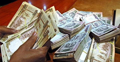 கோடிக்கணக்கில் பணம் பதுக்கி வைத்திருப்பதாக புகார்: அதிமுக பிரமுகர்கள் 2 பேரின் வீடுகளில் வருமான வரி அதிகாரிகள் சோதனை