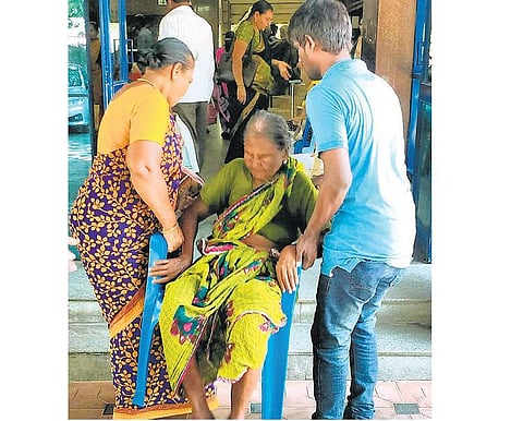 வாழ்வு சான்றுக்கு ஆன்லைனிலும் விண்ணப்பிக்கலாம்: விழிப்புணர்வு இல்லாததால் முதியவர்கள் அவதி