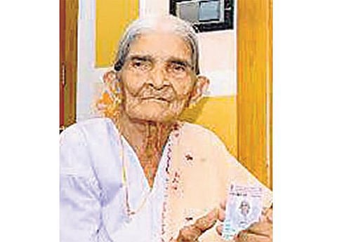 கேரளாவில் 100-வது பிறந்த நாளில் வாக்காளர் அட்டை பெற்ற மூதாட்டி