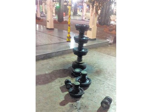 கூட்டாலுமூடு கோயிலில் போட்டி வாணவேடிக்கை: போலீஸார்- பொதுமக்கள் மோதல் - தடியடி, கல்வீச்சு, 100 பேர் மீது வழக்கு