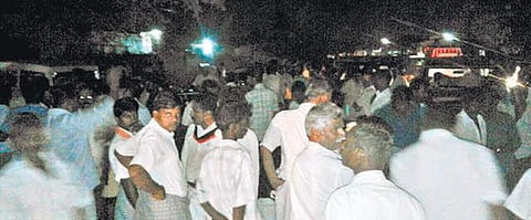 அதிமுகவினர் பணம் பட்டுவாடா செய்வதாகக் கூறி மடத்துக்குளத்தில் திமுகவினர் சாலை மறியல்