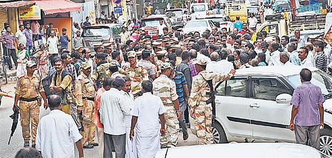 கோவையில் அதிமுக - பாஜக மோதல்: கார் கண்ணாடி உடைப்பு