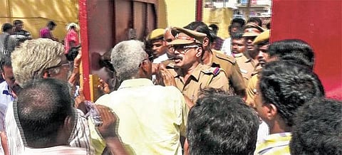பல்லாவரம் தொகுதியில் தபால் வாக்குச் சீட்டு கிடைக்காததால் ஊழியர்கள் திடீர் போராட்டம்: தேர்தல் நடத்தும் அலுவலரை முற்றுகையிட்டதால் பரபரப்பு