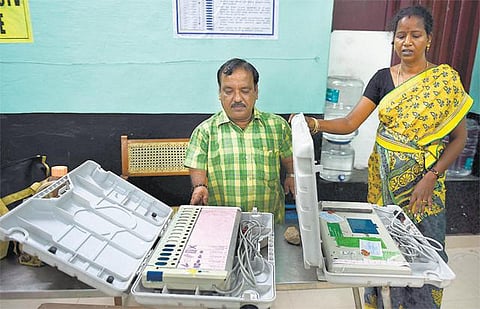 பலத்த போலீஸ் பாதுகாப்புடன் அனைத்து தொகுதிகளுக்கும் வாக்குப் பதிவு இயந்திரங்கள் அனுப்பிவைப்பு: சென்னையில் இன்று 39 லட்சம் பேர் வாக்களிக்கின்றனர்