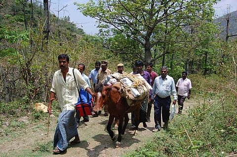 மலை கிராமங்களுக்கு குதிரைகளில் செல்லும் வாக்குப்பதிவு இயந்திரங்கள்