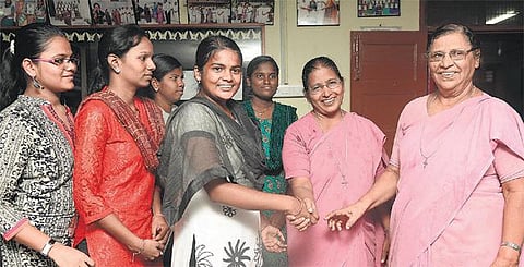 காதுகேளாத மாணவர்களில் மாநில அளவில் முதலிடம் பெற்ற விவசாயி மகள்: மேற்படிப்புக்கு உதவ வேண்டுகோள்