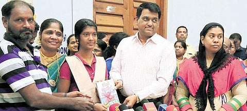 சென்னை மாநகராட்சி பள்ளிகள் அளவில் 1,166 மதிப்பெண்கள் பெற்று மீனவர் மகள் ஸ்வப்னா முதலிடம்: முதல் 3 இடங்களை பெண்களே பிடித்தனர்