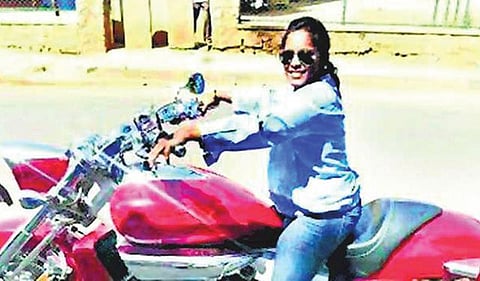 பெங்களூரு பெண் ரவுடி தமிழகத்தில் தலைமறைவு: தனிப்படை போலீஸார் தீவிர தேடுதல் வேட்டை