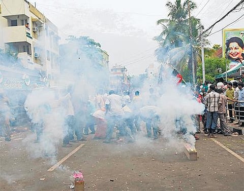 போயஸ் கார்டனில் அதிமுகவினர் கொண்டாட்டம்