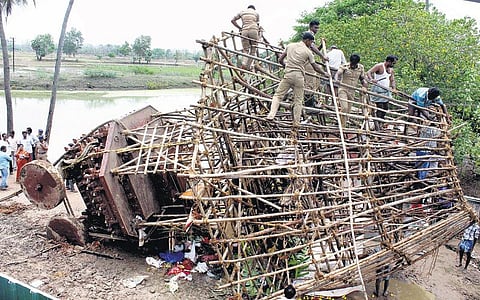 திருவாரூர் அருகே கோயில் தேர் கவிழ்ந்து 2 பேர் பலி