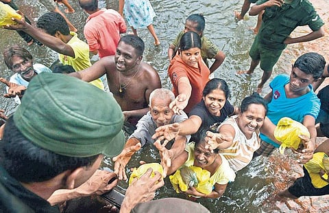 இலங்கையின் வெள்ளத்தால் 5 லட்சம் பேர் பாதிப்பு: பலியானோரின் எண்ணிக்கை 82 ஆக உயர்வு