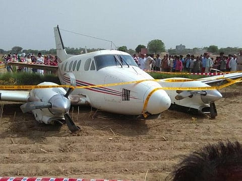 வயலில் தரையிறங்கிய ஆம்புலன்ஸ் விமானம்: டெல்லி அருகே விமானி உட்பட 7 பயணிகள் தப்பினர்