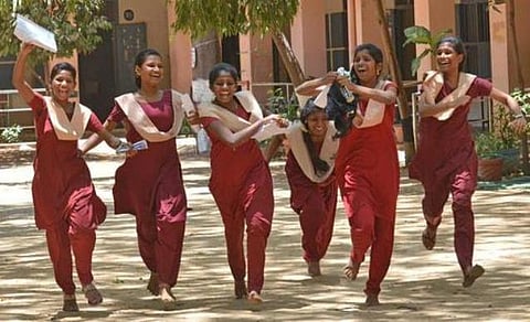 10-ம் வகுப்பு அரசுப் பள்ளிகளின் தேர்ச்சி விகிகத்திலும் ஈரோடு முதலிடம்; கடைசி இடத்தில் வேலூர்