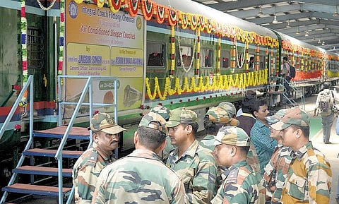ராணுவத்துக்காக சென்னை ஐ.சி.எஃப்பில் தயாரிக்கப்பட்ட குளிரூட்டப்பட்ட சிறப்பு ரயில் பெட்டிகள் ஒப்படைப்பு
