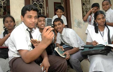 பள்ளிக்கு மாணவர்கள் செல்போன், டூ வீலர் கொண்டு சென்றால் ஒழுங்கு நடவடிக்கை: பள்ளிக் கல்வித்துறை எச்சரிக்கை