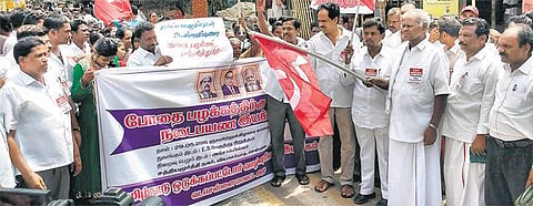 போதைப் பொருள் விற்பனையை தடுக்கக் கோரி நடை பயணம்: ஆர்.நல்லகண்ணு தொடங்கிவைத்தார்