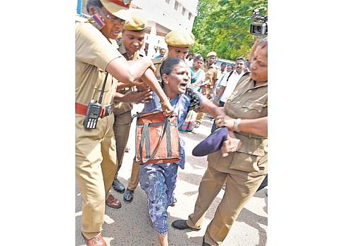 கோவை: டாஸ்மாக் மதுக்கடையை அகற்ற அதிமுக கவுன்சிலர் வலியுறுத்தல்