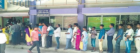 பள்ளி பாடப் புத்தகங்கள் விற்பனை தொடக்கம்