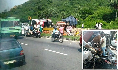 கிருஷ்ணகிரி அருகே கோர விபத்து: பேருந்து மீது லாரி மோதி 17 பயணிகள் பலி