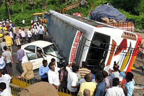 சாலை விபத்துகளைத் தவிர்க்க அரசு ஆவன செய்ய வேண்டும்: ஸ்டாலின்
