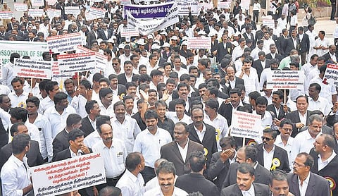 சட்ட விதிகள் திருத்தப்பட்டதை எதிர்த்து சென்னையில் வழக்கறிஞர்கள் திரளாகப் பேரணி: திரும்பப் பெறும் வரை போராட்டம் தொடரும் என தீர்மானம்