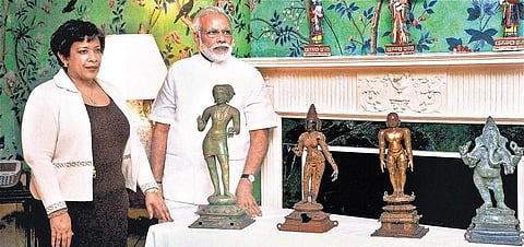 அமெரிக்காவுக்கு கடத்தப்பட்ட இரண்டாயிரம் ஆண்டுகள் பழமையான 200 சிலைகள் மோடியிடம் ஒப்படைப்பு