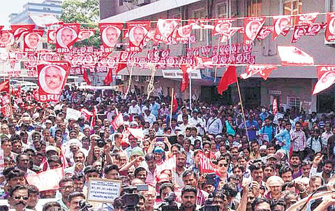 42 ஆண்டுகளுக்கு பிறகு காலவரையற்ற வேலை நிறுத்தத்தில் ஈடுபட ரயில்வே ஊழியர்கள் முடிவு: பயணிகள் ரயில்சேவை, சரக்கு போக்குவரத்து பாதிக்கும் அபாயம்
