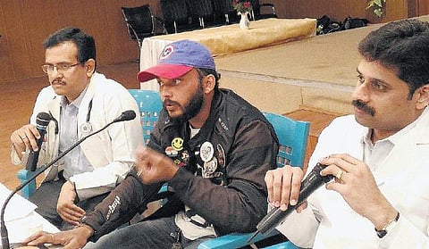 மோட்டார் சைக்கிளில் தனியாக பயணம் செய்து நாடு முழுவதும் புற்றுநோய் விழிப்புணர்வு ஏற்படுத்தும் மத்திய பிரதேச இளைஞர்