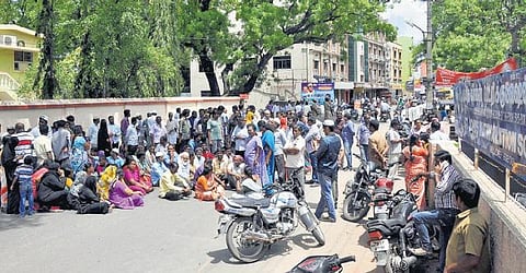 பல வல்லுநர்களை உருவாக்கிய 44 ஆண்டுகால மெட்ரிக் பள்ளியின் அங்கீகாரம் ரத்து: பெற்றோர் சாலை மறியல் போராட்டம்
