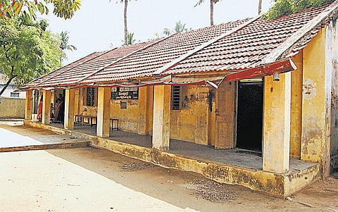 57 ஆண்டு காலத்தில் பலமிழந்ததால் ஆதிதிராவிடர் நலப் பள்ளிக்கு புதிய கட்டிடம் கட்ட கோரிக்கை: மாணவர் சேர்க்கை குறைவதால் வேதனை