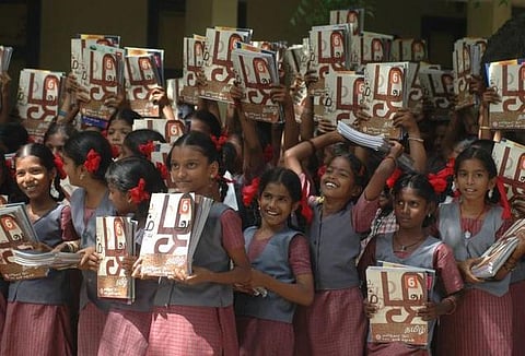 அரசு, அரசு உதவிபெறும் பள்ளி மாணவர்களுக்கு நோட்டு வழங்குவதில் காலதாமதம்: அட்டையில் முதல்வர் படம் இடம்பெறும் விவகாரம் காரணமா?