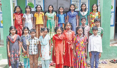 ஜவ்வாது மலைக் கிராமங்களில் பள்ளிப் படிப்பை பாதியில் நிறுத்தும் மாணவர்கள்: பள்ளியை தரம் உயர்த்தாததால் பரிதாபம்