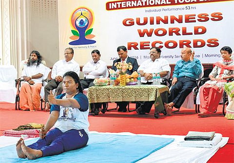 கின்னஸ் சாதனைக்காக 54 மணி நேர தொடர் யோகாசனம்: சென்னை பல்கலைக்கழகத்தில் தொடங்கியது